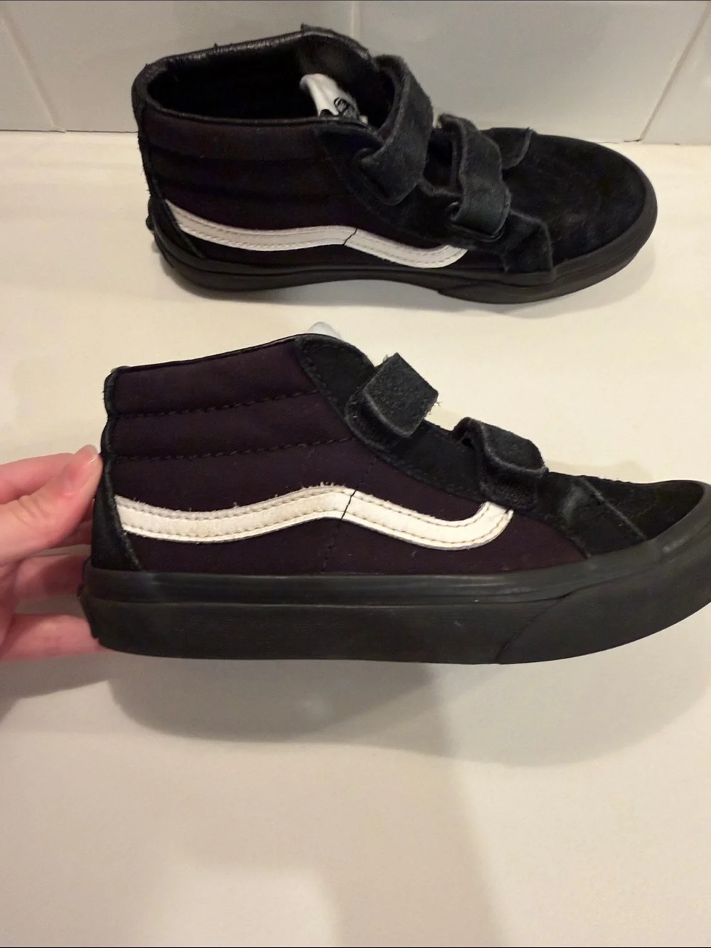 Vans Little Kids Sk8-Mid V Shoe Black Velcro Sneakers! Side 2.5.